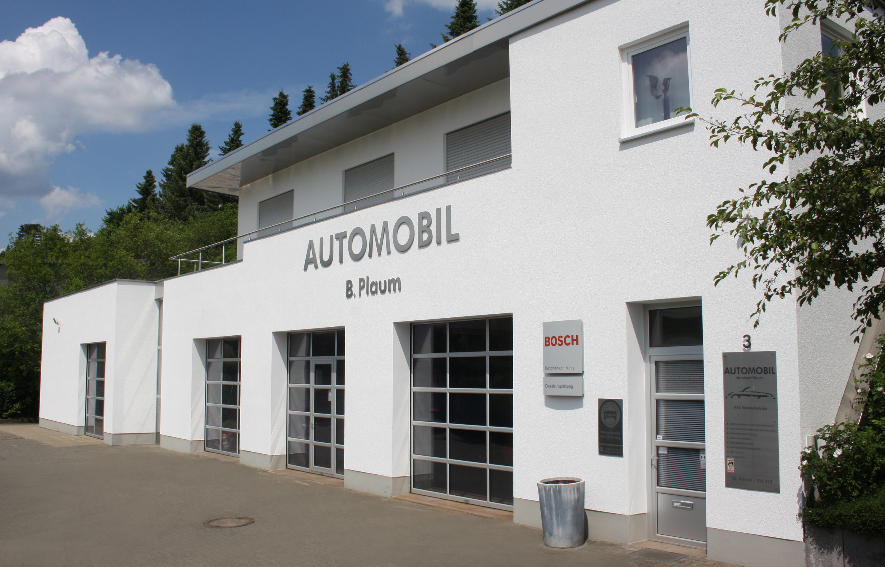 AUTOMOBIL